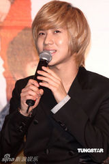 组图：SHINee抵台会粉丝 记者会破冰雕庆功