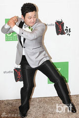 组图：金贤哲举行婚礼 刘在石朴明洙等捧场