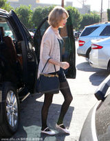 组图：斯威夫特吊带装亮相 丝袜配舞鞋美艳性感