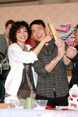 幻灯图集：李绮红不怕走光 曹敏莉欢迎追求者表白