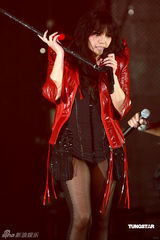 幻灯图：张惠妹个唱骷髅装亮相 伏明霞夫妇到场