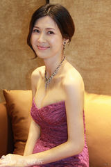 组图：童蕾受邀品牌活动 蕾丝短裙性感迷人