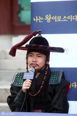 高清组图：朱智勋拍《我是王》穿古装显气势