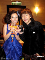 幻灯组图：Chita获新人奖对瓶狂吹 曹格送大礼祝贺