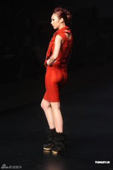 组图：名模庄思敏为时装展走秀 完美展现民族风