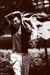 组图：吴超杂志大片风格多变显型男本色