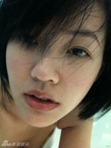 幻灯图：小S玩微博不亦乐乎 大秀宝贝女儿可爱照