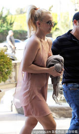 组图：布兰妮恢复单身摘婚戒 裸色真空半球侧漏