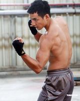 幻灯图：吴彦祖代言运动品牌 大秀结实肌肉