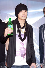 组图：周杰伦演唱会造型百变 与张惠妹合唱全场沸腾