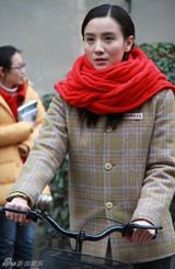 组图：《那样芬芳》小宋佳红围巾怀旧