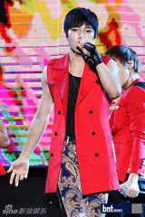 组图：韩团f(x)EXO-M等亮相上海K-POP音乐演唱会