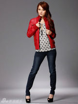 组图：张韶涵写真大片印花上衣配短裙大秀美腿