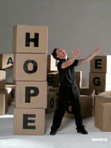 幻灯图：陈奕迅拍《大人》MV 童心未泯忘形串字