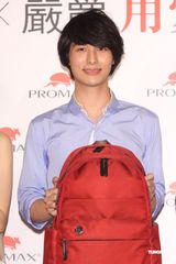 组图：严爵赠千万大礼为母庆生 另一半要孝顺