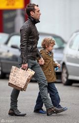 高清：裘德-洛携子购物 父爱满溢尽展温情