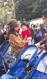 盘点图：谢霆锋一家四口“全家福” 一颦一笑爱意浓