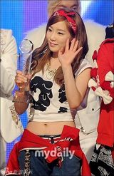 组图：韩团少女时代露小蛮腰 新曲打榜三连冠