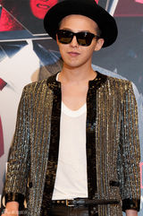 组图：GD拄拐开唱现场劲爆 个性服装抢眼