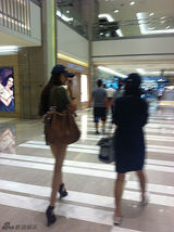 组图：孙菲菲素颜逛街秀美腿 狂擦鼻涕不拘小节