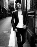 组图：陆毅米兰秋季街拍 绅士造型展熟男魅力