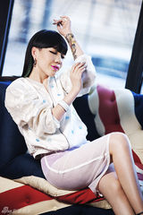 组图：吴莫愁炫彩大片登杂志 手臂纹身抢镜