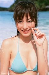 组图：日本模特杉本有美展深V诱惑