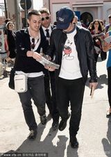 组图：詹姆斯-弗兰克黑超现身 微笑为粉丝签名