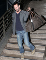 高清组图：基努-里维斯骑摩托车出游 黑超遮面