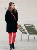 高清组图：杰西卡-阿尔芭街拍LOOK黑衣搭红裤