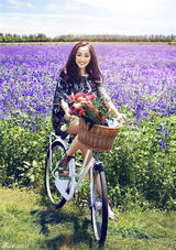 组图：蒋梦婕公路大片花海绽放 俏丽清新