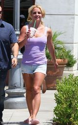 幻灯图集：布兰妮热裤出游凸点浑不知 心情好秀鬼脸