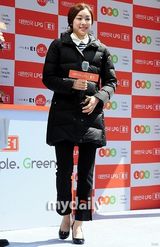 组图：韩花样滑冰公主金妍儿会粉丝展笑颜