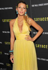 组图：布莱克明黄色礼服闪耀《野蛮人》纽约首映