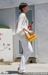 组图：海瑟薇百褶衫黄挎包 夏日小跑清丽亮眼