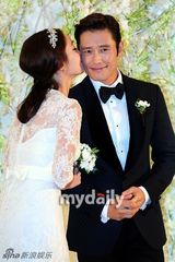 组图：李秉宪李敏贞携手出席婚礼新闻发布会