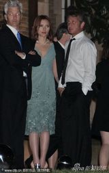 组图：约翰逊和西恩-潘亮相晚宴 十指紧扣秀甜蜜