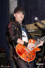 幻灯组图：汪东城助阵“晚生”送吉他秘笈