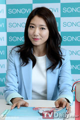 组图：朴信惠亮相粉丝签名会 大展性感美腿