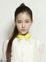 组图：温心干练马尾女大玩清纯复古风