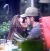 组图：“绝望主妇”伊娃结新欢 约会热吻秀激情