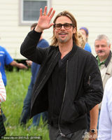 组图：皮特探望贫困家庭 与脱口秀女主持对嘴吻