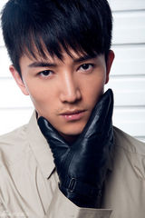 组图：许诺新歌《贼拉拉的想你》宣传照帅气