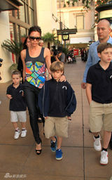 幻灯图集：辣妈维多利亚携三子逛街 穿着清凉