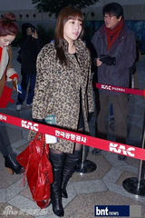 组图：T-ara赴日办粉丝签名会 红装贺圣诞