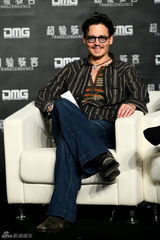 组图：德普北京宣传新片 获萌娃热吻愿定居中国