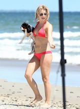 组图：《摇滚年代》女星朱利安穿比基尼秀曼妙身姿