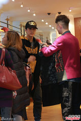 组图：吴尊当爸派红包 吴镇宇走秀范儿足获赞