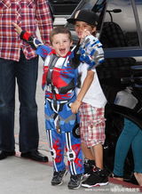 幻灯图：贝克汉姆儿子5岁生日派对 小家伙变奥特曼