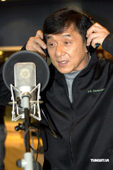 幻灯图：成龙献唱《饮水思源》大哥直言源自点滴 